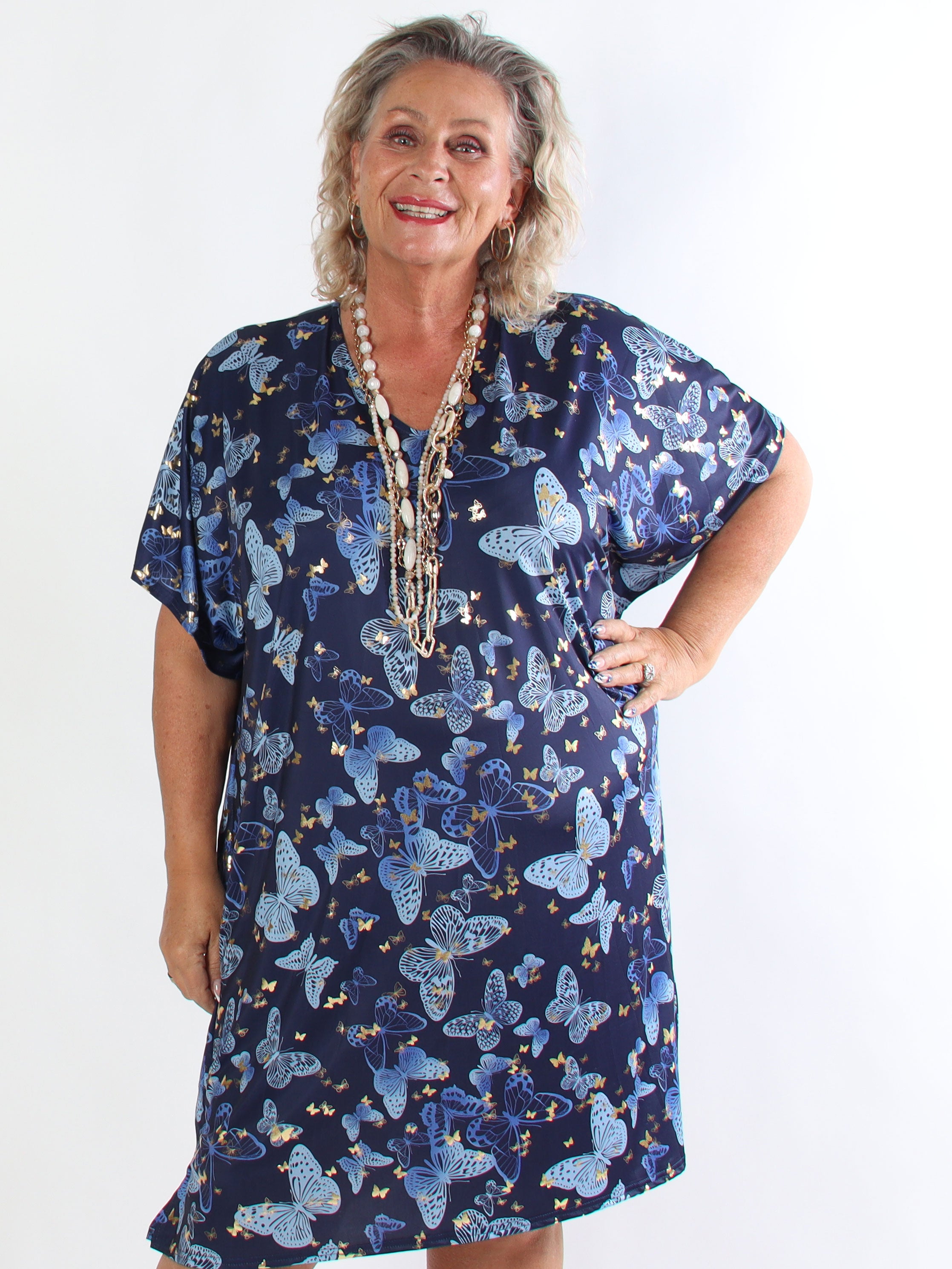 Reem Butterfly - Elastisk plus size kjole med sommerfugleprint og v-udskæring
